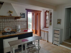 Een koelkast, een vaatwasser