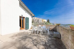 Outdoor dining - Casa Manes in a panoramic position with large outdoor space (Rio dell'Elba)