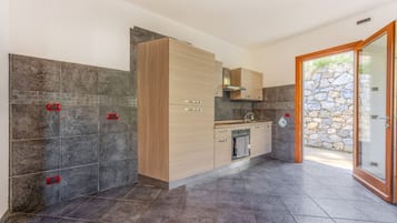 Een koelkast, een oven