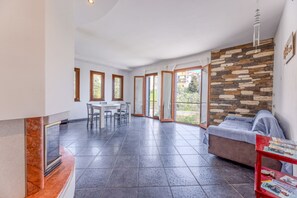 Fireplace - Casa Manes in a panoramic position with large outdoor space (Rio dell'Elba)