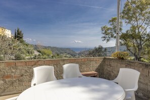 Outdoor dining - Casa Manes in a panoramic position with large outdoor space (Rio dell'Elba)