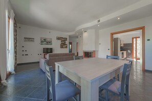 Dining - Casa Manes in a panoramic position with large outdoor space (Rio dell'Elba)