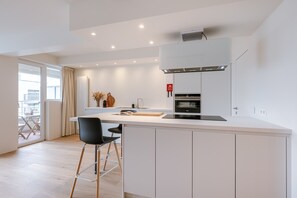 Kjøleskap, kokeplater, oppvaskmaskin og kaffetrakter/tekoker