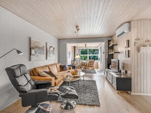 TV, fireplace, DVD player