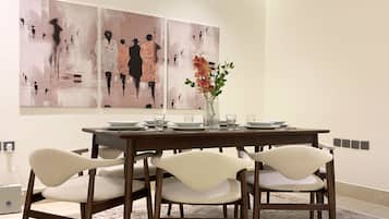 Design appartement, 3 slaapkamers | Woonruimte | Een flatscreentelevisie