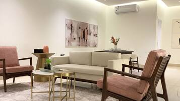 Leilighet – design, 3 soverom | Oppholdsområde | Flatskjerm-TV