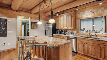 Een magnetron, een oven, een kookplaat, een vaatwasser