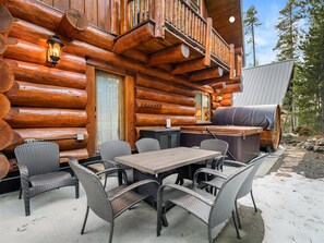 Step outside and enjoy a soak in the hot tub or steam in the sauna after a long day hitting the slopes! - Chalet Chocolat: Explore Mt Hood (Government Camp)