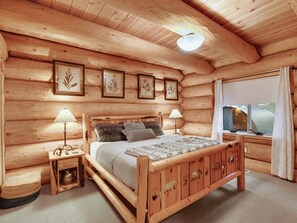 The 2nd largest room, the "Guest Suite" is on the main floor down the hallway from the kitchen. This room features a King Bed, Ensuite Bathroom, & Smart TV - Chalet Chocolat: Explore Mt Hood (Government Camp)