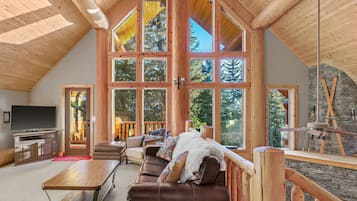 Een smart-tv en een open haard