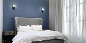 Apartamento de diseño, 3 habitaciones | 3 dormitorios, cortinas opacas, tabla de planchar con plancha