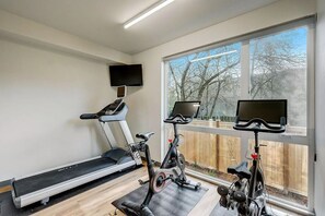 Fitness facility - Terrific Capitol Hill Studio w/ Patio, Gym & In-Unit W/D, by Blueground (Seattle)