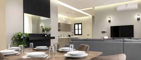 Apartamento de diseño, 3 habitaciones | Zona de estar | Una televisión de pantalla plana