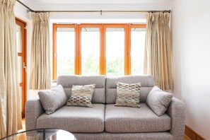 Una televisión, una oficina