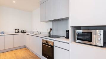 KĂŒhlschrank, Mikrowelle, Ofen, Herdplatte