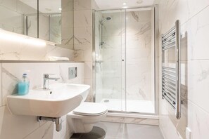 Shower, hair dryer, towels - The Hunt by Dublin At Home (Dublin)