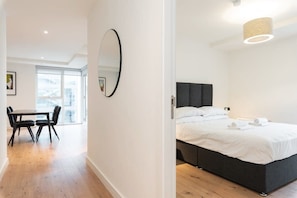 2 habitaciones, tabla de planchar con plancha, wifi y ropa de cama 