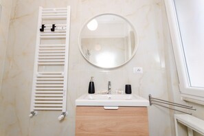 تجهيزات دش، مجففات شعر، مراحيض شطف، مناشف