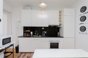 Fridge, microwave, oven, stovetop - VivimiHome -Fiordalisi Home a 3 minuti dalla Metro (Milano)