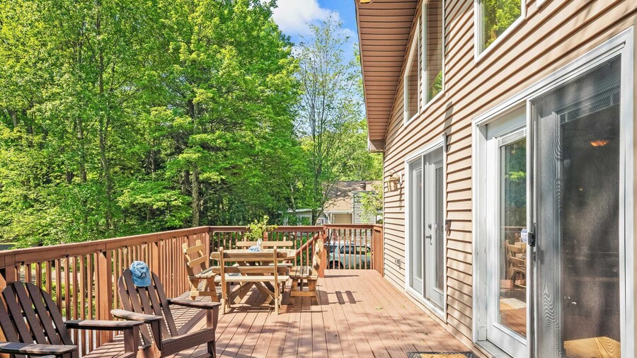Mews Mountain House by Avantstay Walk to Beach, Hot Tub, Game Room