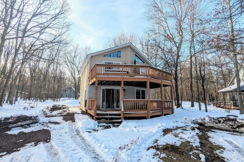 The Bear Foot Lodge by Avantstay Game Room, Deck, Beach/lake Access