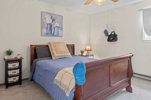 3 habitaciones, escritorio y tabla de planchar con plancha
