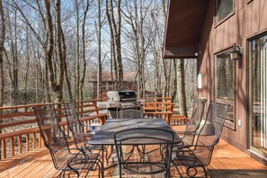 Interior - Hot Tub + Sauna + Deck + Firepit + Beach Access + Near Dining Grateful Escape by Avantstay (Lake Harmony)