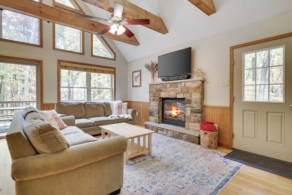 House (6 Bedrooms) | Interior - Woodland Oasis by Avantstay Hot Tub, Firepit, Walk to Lake (Lake Harmony)