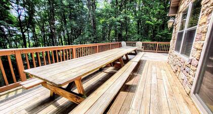 Woodland Oasis by Avantstay Hot Tub, Firepit, Walk to Lake