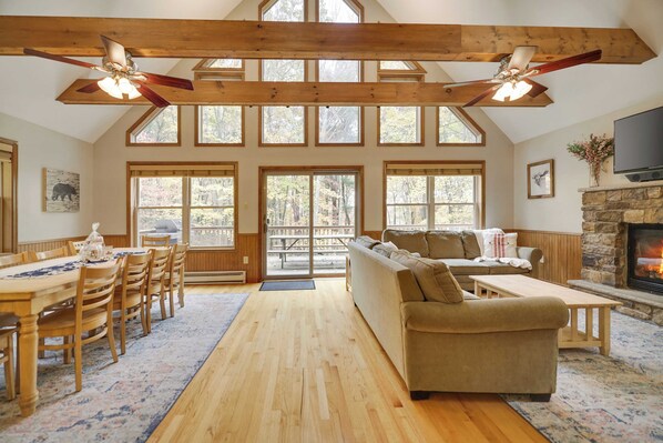 House (6 Bedrooms) | Interior - Woodland Oasis by Avantstay Hot Tub, Firepit, Walk to Lake (Lake Harmony)