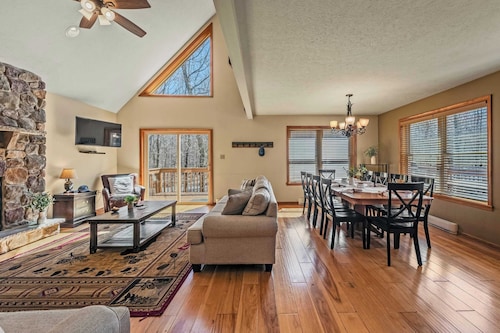 Hickory Haven by Avantstay Hot Tub, Game Room, Theater, Deck