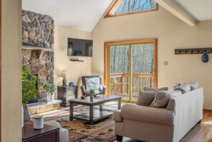 Interior - Hickory Haven by Avantstay Hot Tub, Game Room, Theater, Deck (Albrightsville)