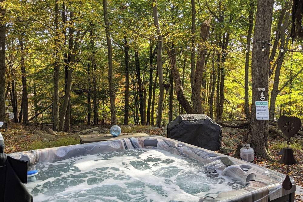 Harmony Cottage by Avantstay Lake Access, Hot Tub, Fire Pit, & Game Room - Penn Lake Park, PA