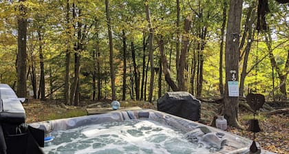 Harmony Cottage by Avantstay Lake Access, Hot Tub, Fire Pit, & Game Room