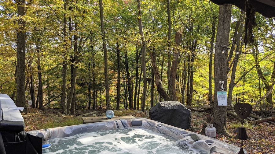 Harmony Cottage by Avantstay Lake Access, Hot Tub, Fire Pit, & Game Room