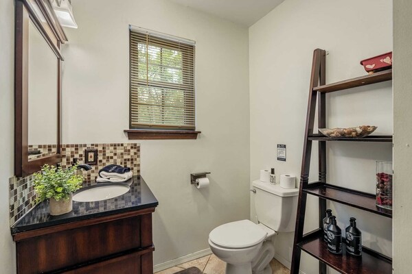 Sky View Chalet By Avantstay Stunning Interior, Spacious Deck, Hot Tub, & View - Lake Harmony, PA