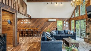 Interior - Sky View Chalet by Avantstay Stunning Interior, Spacious Deck, Hot Tub, & View (Lake Harmony)