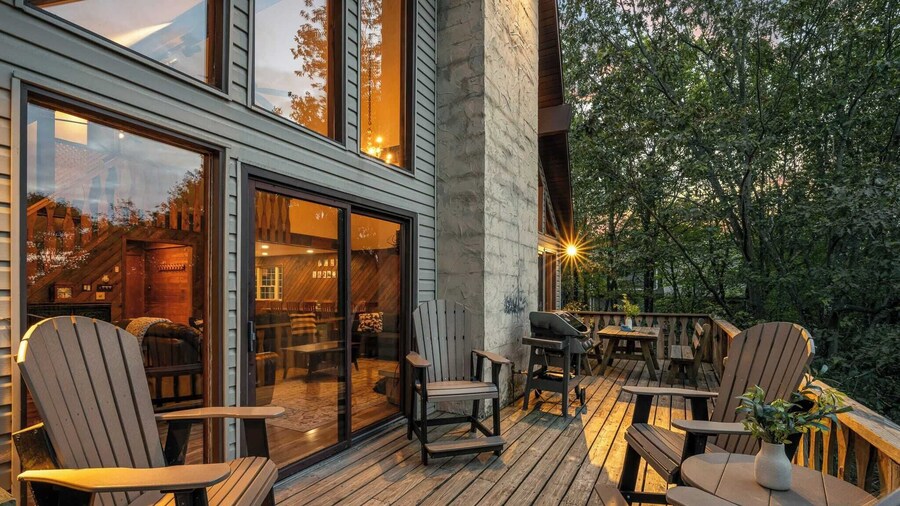 Sky View Chalet by Avantstay Stunning Interior, Spacious Deck, Hot Tub, & View