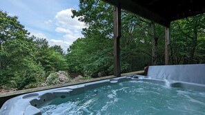 Interior - Sky View Chalet by Avantstay Stunning Interior, Spacious Deck, Hot Tub, & View (Lake Harmony)