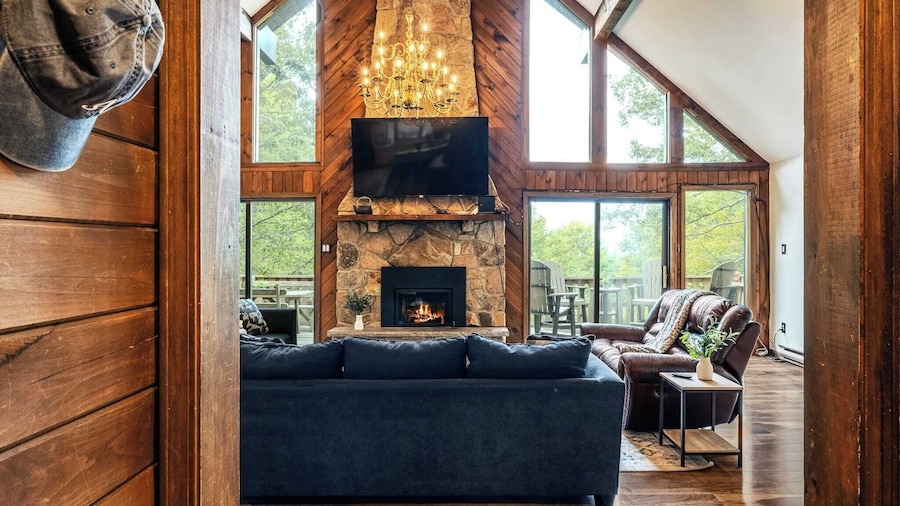 Sky View Chalet by Avantstay Stunning Interior, Spacious Deck, Hot Tub, & View