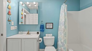 Chalet (3 Bedrooms) | Bathroom | Bathtub