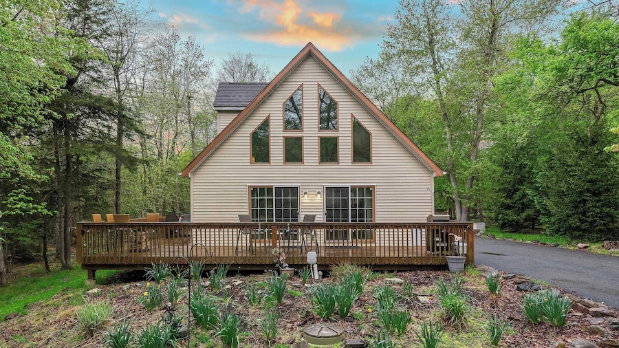 Chalet on Chalet by Avantstay Bright Cabin w/ Deck & Fire Pit, Near Lake