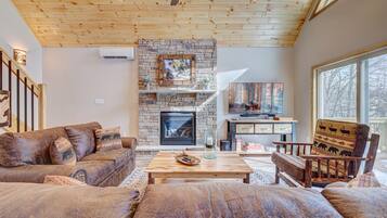 TV, perapian, dan foosball