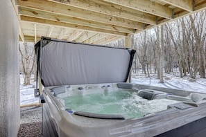 Outdoor spa tub - Top Notch Lodge by Avantstay Hot Tub, Game Room, Community Pool, Deck (Albrightsville)