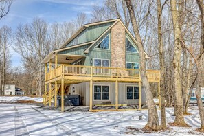 Exterior - Top Notch Lodge by Avantstay Hot Tub, Game Room, Community Pool, Deck (Albrightsville)