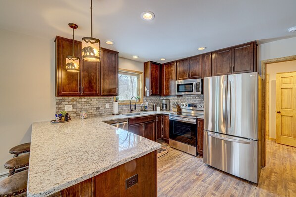 Chalet (5 Bedrooms) | Cuisine privée | Réfrigérateur, four à micro-ondes, un four, surface de cuisson
