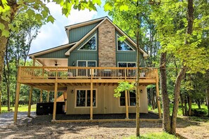 Exterior - Top Notch Lodge by Avantstay Hot Tub, Game Room, Community Pool, Deck (Albrightsville)