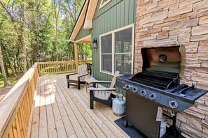 BBQ/picnic area - Top Notch Lodge by Avantstay Hot Tub, Game Room, Community Pool, Deck (Albrightsville)