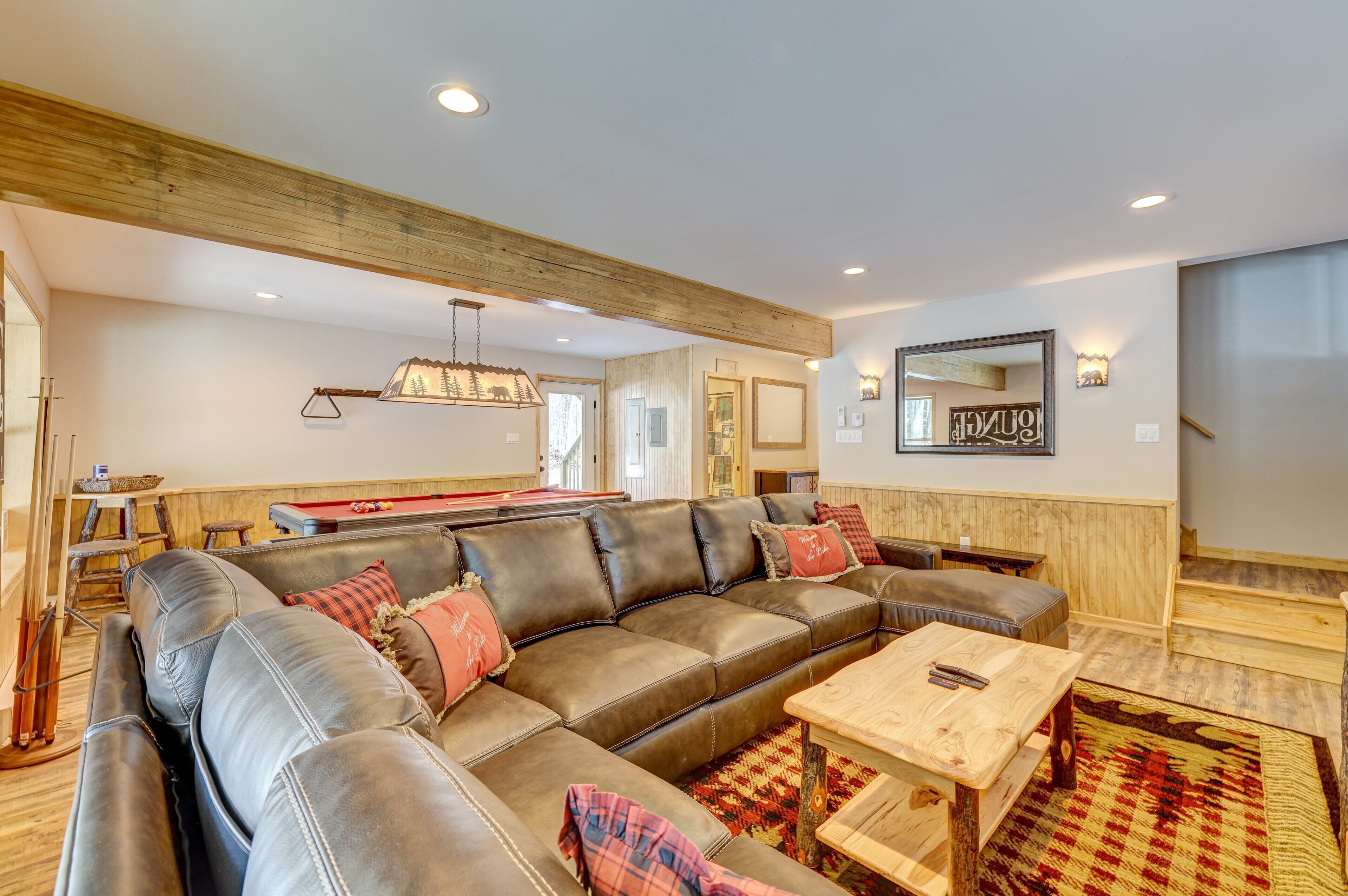 TV, perapian, dan foosball