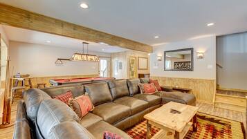 TV, perapian, dan foosball